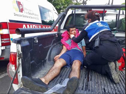 Internos heridos son transportados en un camión a una ambulancia después de un motín, en las afueras de la prisión Bella Vista en Santo Domingo de los Tsachilas, Ecuador, el 9 de mayo de 2022.