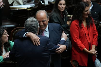 Interpelación  por el caso $LIBRA en Diputados: Guillermo Francos abraza al diputado kirchnerista Eduardo Valdés