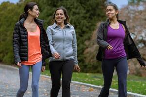 Interrumpir la caminata tiene más beneficios que hacerla sin pausas