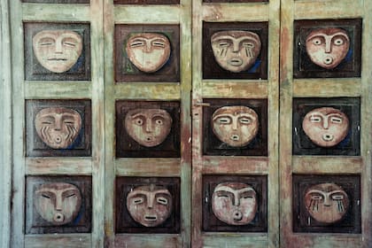 Intervención artística en una puerta de madera doble del pueblo.