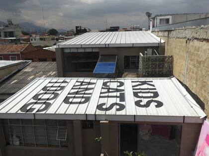 Intervención del artista Abbas Akhavan  en el techo de la sede de Flora en Bogotá