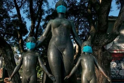 Intervención en el monumento a Enriqueta Compte y Riqué, referente de la educación uruguaya y de la región por haber creado el primer jardín de infantes de Sudamérica.