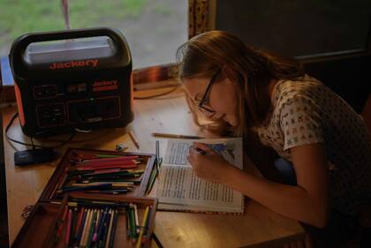 Inti estudia a través del Sistema de Eduación a Distancia (SEAD) del Ministerio de Educación argentino y también cursa un home schooling de los Estados Unidos