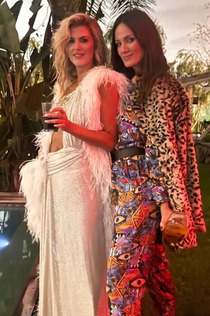 Íntimas amigas, Mery y Paula posan en el jardín de la casa de la cumpleañera.