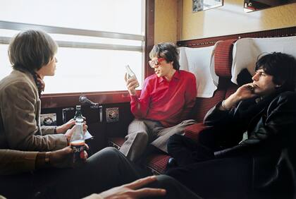 Intimidad. El fotógrafo Jean Marie Perier capturó este momento en el vagón privado de los Rolling en un tren por Francia, en 1996