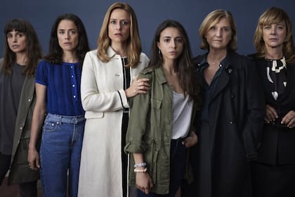 Intimidad está protagonizada por Patricia López Arnaiz, Ana Wagener, Yune Nogueiras, Daniel Barea Cabrera, Elisabeth Larena y Eneko Arcas