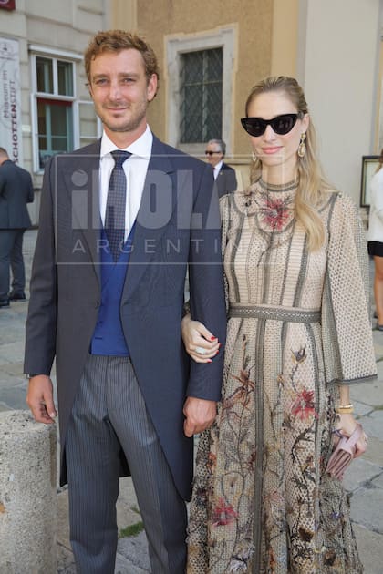 Íntimos del matrimonio, Pierre Casiraghi y Beatrice Borromeo asistieron en representación de la familia Grimaldi. La condesa llevó un vestido de Dior a la ceremonia religiosa y el hijo de Carolina de Mónaco lució impecable, de jacquet.