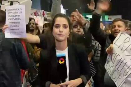 Intolerancia política. La periodista Maru Duffard, agredida por militantes kirchneristas en la Feria del Libro, durante la presentación del libro de Cristina Kirchner, el 9 de este mes