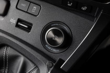 Introduce dos modos especiales de control de tracción total desarrollados en colaboración con el propio Ogier