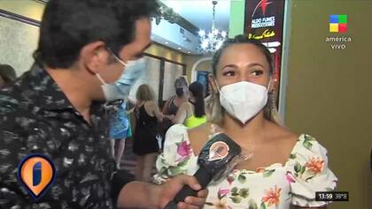 Intrusos (américa TV) entrevistó a Rocío Oliva durante el debut de Roberto Peña en el teatro (Crédito: Captura de video América TV)