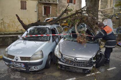 Gran cantidad de autos fueron arrastrados por la corriente