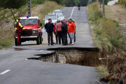 El agua se comió parte de una carretera