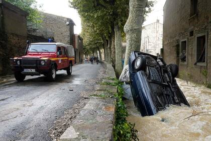 Los autos arrastrados por la poderosa corriente terminaron atrapados en distintas zonas en toda la ciudad