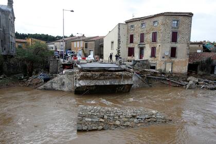 Un pequeño puente fue arrasado por la fuerza del agua