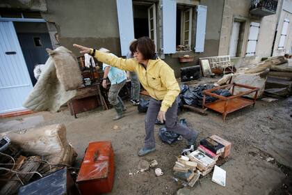 Los habitantes tratan de salvar todo aquello que todavía sirva