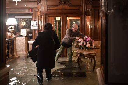 Un hombre trata de salvar los objetos de valor de su negocio.