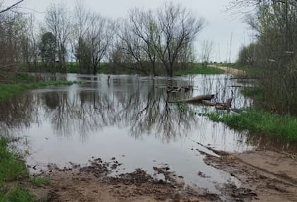 Inundaciones en Azul, caminos rurales