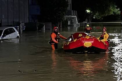 Esta imagen proporcionada por Vigili Del Fuoco, el servicio nacional italiano de extinción de incendios y rescate, muestra a los bomberos operando durante una operación de rescate luego de una "bomba de lluvia" nocturna en Senigallia, provincia de Ancona, Italia, el 16 de septiembre de 2022. (AFP) 