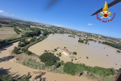 Esta imagen proporcionada por Vigili Del Fuoco, el servicio nacional italiano de extinción de incendios y rescate, muestra una vista aérea de las áreas inundadas luego de una bomba de lluvia nocturna en Senigalia, provincia de Ancona, Italia, el 16 de septiembre de 2022. (Vigili del Fuoco / AFP)