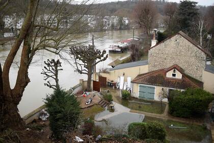 Una casa a orillas del Sena con su patio trasero inundado