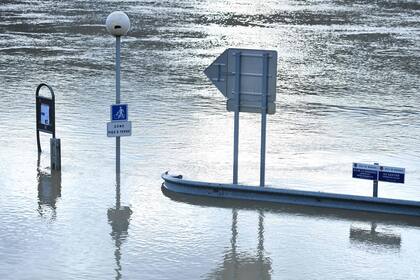 Las orillas del Sena están bajo agua y apenas sobresalen señalizaciones