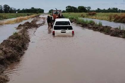 Inundaciones en provincia de Buenos Aires, camino a Cadret