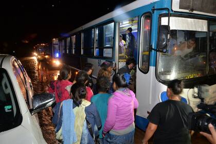 Los evacuados son traslados rápidamente a los albergues más cercanos. Están apostados en Mosconi, Aguaray y sobre la ruta nacional N° 54