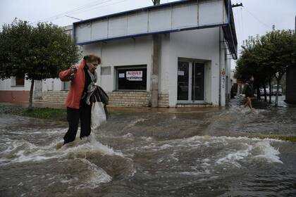 En Sanford cayeron más de 180 milímetros en dos días y cedió un terraplén: la peor inundación en muchos años