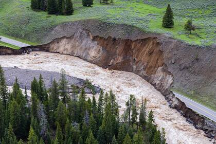 Vista aérea de un camino totalmente destruido en varios lugares debido a los altos niveles de agua en el río adyacente, en la parte norte de Yellowstone