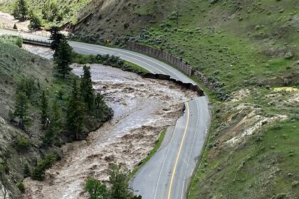 Un camino arrasado en North Entrance Road, en el Parque Nacional Yellowstonen en Gardiner