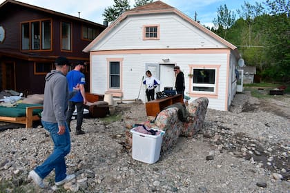 Los pobladores de Red Lodge inspeccionan los daños a una casa que se inundó después de que las lluvias torrenciales cayeran en la región de Yellowstone