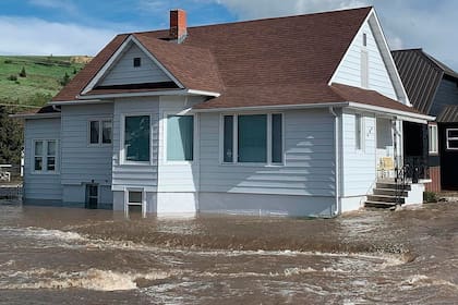 Las aguas embravecidas arrastraron las casas a los ríos y obligaron a realizar los rescates por aire y por medio de botes