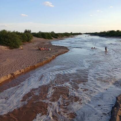 Inusual imagen del río Mendoza con agua en su cauce