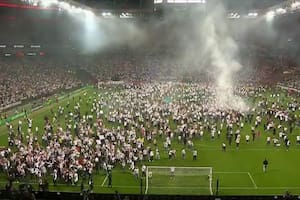 La invasión de campo de los hinchas del club alemán que vuelve a una final europea tras 42 años
