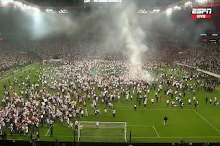 La invasión de campo de los hinchas del club alemán que vuelve a una final europea tras 42 años