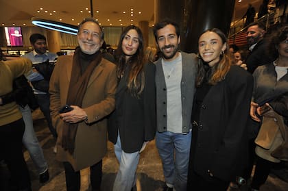 Invasiones I: no bombardeen Buenos Aires, la ópera rock comandada por Elena Roger y narrada a través de las canciones de Charly García tuvo su función de prensa y Guillermo Francella no quiso perdérsela. El actor aprovechó la invitación y convirtió la cita en una salida familiar: fue acompañado por Nicolás -junto a su novia- y Yoyi, sus hijos