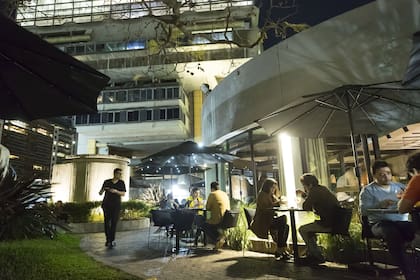 Invernadero, un bar abierto donde el fuerte el es el gin tonic y las tapas