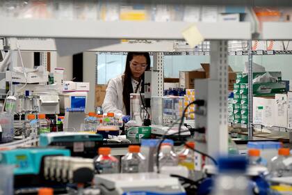 Investigaciones para la vacuna del virus COVID-19, en San Diego, California