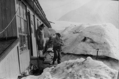 Investigadoras. Dos científicas salen a recolectar algas en las cercanías de la base Melchior, en 1968. Integraban el primer equipo de científicas argentinas en la Antártida