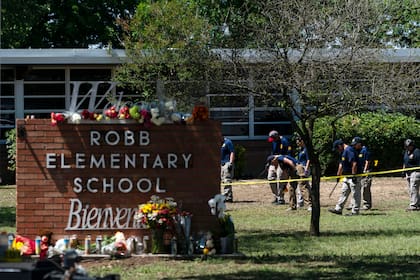 Investigadores buscan evidencia afuera de la Escuela Primaria Robb en Uvalde, Texas, el 25 de mayo de 2022, después de que un hombre armado de 18 años mató a 19 alumnos y dos maestras. (Foto AP/Jae C. Hong, archivo)