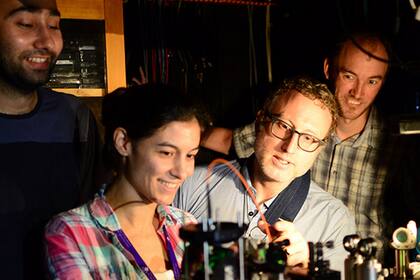 Investigadores de la Universidad de Queensland junto al prototipo de microscopio cuántico
