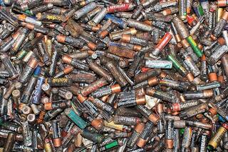 Desarrollaron un método para transformar pilas usadas en pintura antihongo