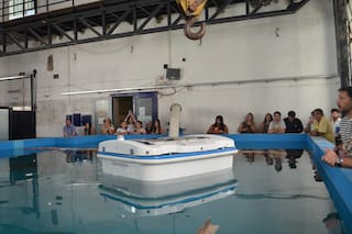 Crearon un robot solar para limpiar el agua de plásticos y restos de aceites o combustibles