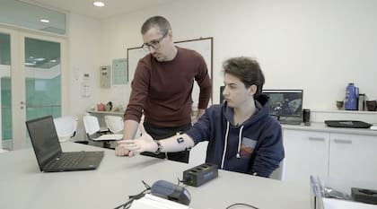 Investigadores de la UNSAM desarrollaron un videojuego de realidad virtual para que los pacientes puedan recuperar la movilidad de los dedos mientras esquivan meteoritos en el espacio