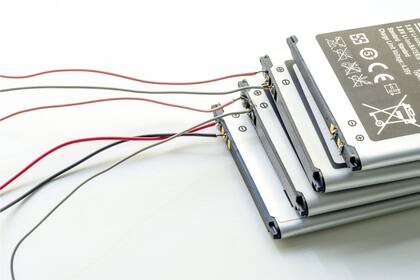 Investigadores de las universidades de Córdoba y San Luis mostraron cómo reciclar el grafito de las baterías viejas de celulares