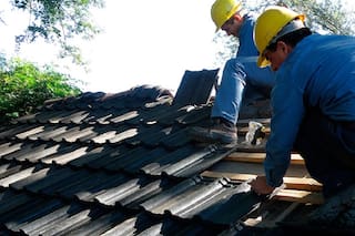 Fabricarán tejas para techos usando neumáticos reciclados y plástico