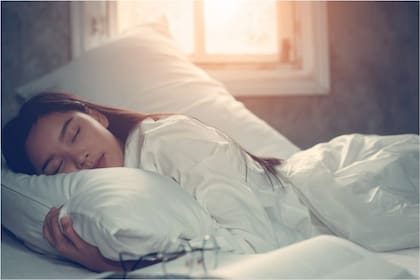 Investigadores descubren que la falta de sueño está relacionada con un mayor deseo de comer y dormir más tarde