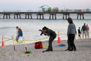 Murió una niña que quedó enterrada en la arena después de hacer un pozo cerca de Miami