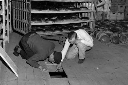 Investigadores en Nuremberg examinaron el escondite donde se encontró arsénico en 1946 en una panadería que abastecía a los oficiales de las SS capturados