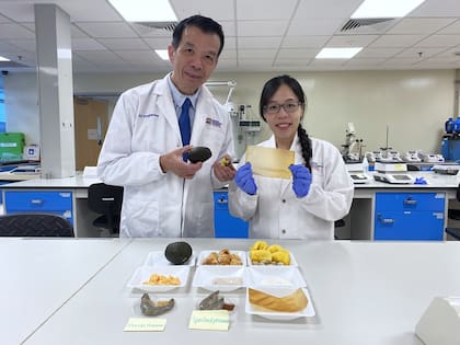 investigadores en Singapur crearon un papel para envolver la comida como alternativa al papel film que cambia de color cuando los alimentos se pudren